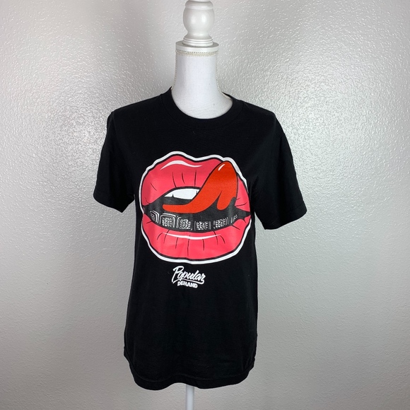 Popular Demand Other - Graphic T-shirt with Lip on front Size Small